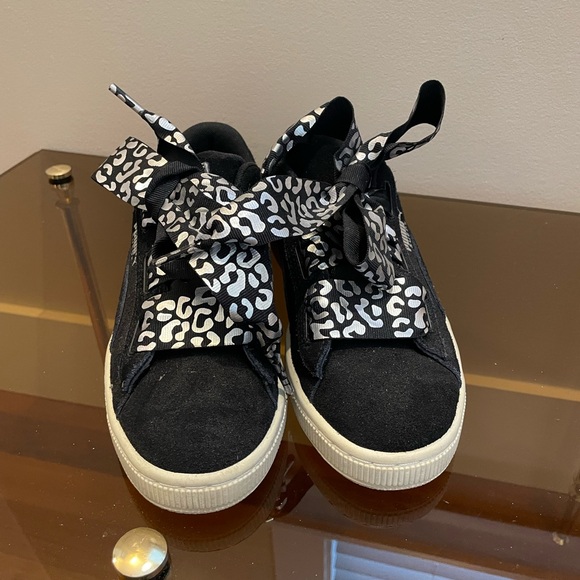 Stylish Black Puma sneakers in size 6 in excellent condition; material: Suede - Picture 1 of 4
